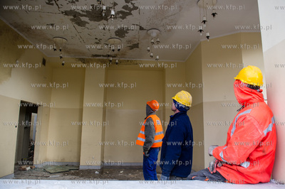 Gdansk. Rozbiorka budynku dawnej przychodni przy ulicy...