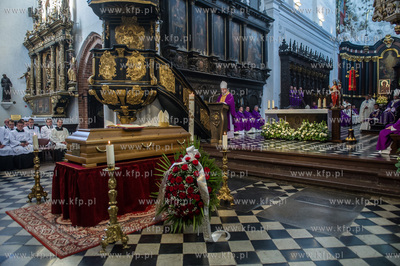 Gdansk. Katredra Oliwska. Wprowadzenie trumny z cialem...