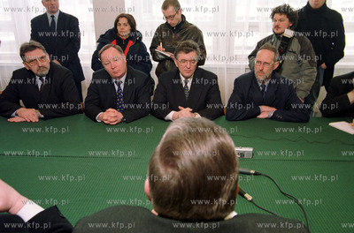 Czwarty dzien strajku w Stoczni Gdynia S.A. Do stoczniowcow...