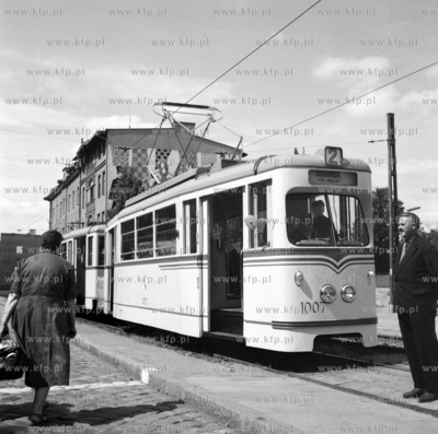Tramwaj na przystanku na al. Grunwaldzkiej na wysokosci...