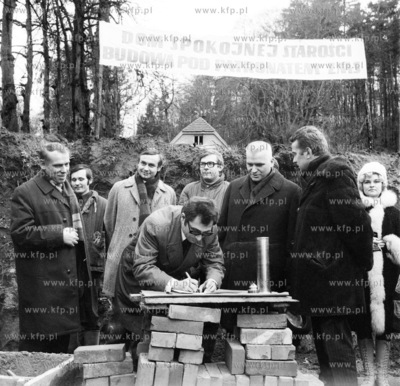 Wmurowanie kamienia wegielnego pod budowe Domu Pogodnej...