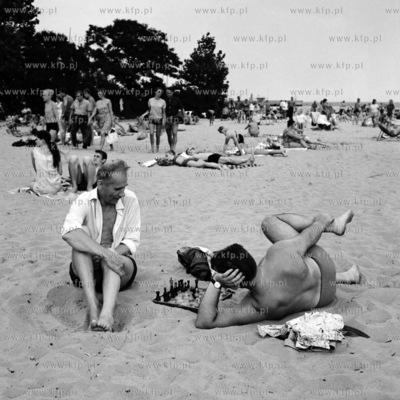 Partia szachów na plaży. 
08.1971
0000546z_sierpien1971
Fot....
