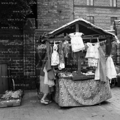 Stragany z odzieża przed Halą Targową w Gdańsku.
1963
0007545z
Fot....
