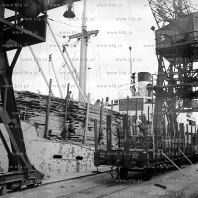 Przeładunek desek w porcie gdańskim. (Lata 60). 
1963
0000923z
Fot....