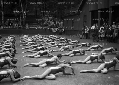 Pokaz gimnastyczny na kortach w Sopocie. (lata60).
1962
0001822z
Fot....