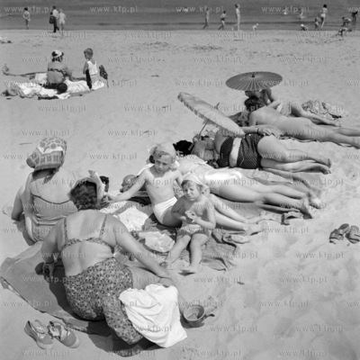 Wypoczynek na plaży. (lata60). 1965 0008013z Fot....