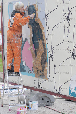 Lato zaczyna sie w Gdyni czyli Cudawianki. Nz. URBAN...