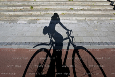 Cien rowerzysty na sciezce rowerowej przy Aleji Zwycienstwa....