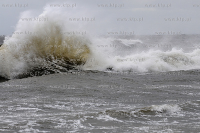Gdynia. Sztorm na Zatoce Gdanskiej spowodowany przez...