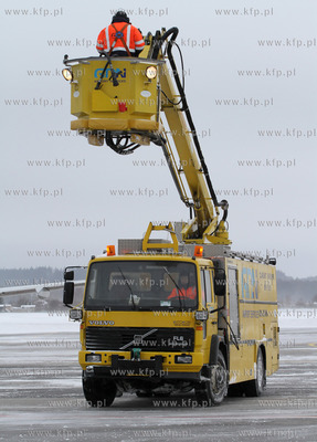 Zima na lotnisku Gdansk Rebiechowo. Nz. Odladzacz statkow...