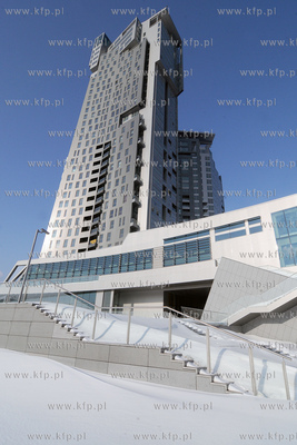 Zima w Gdynskim porcie i okolicy. Nz. Apartamentowiec...