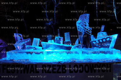 II Festiwal Rzezb Lodowych w Gdyni. Nz. Iluminowana...