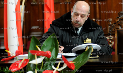 Gdansk. Dwor Artusa. Ksiaga kondolencyjna wystawiona...