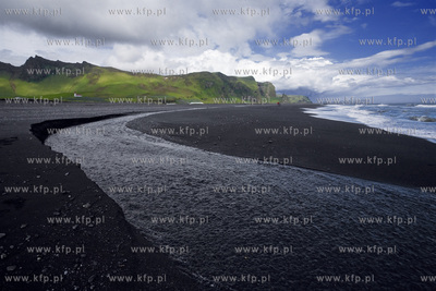 Islandia krajobraz wyspy, czarna plaza w Vik, czerwic...