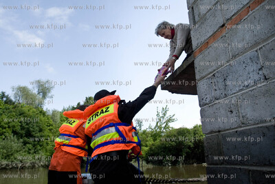 Juliszew NZ Strazacy pomagaja powodzianom, dostarczjac...
