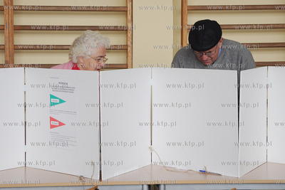 Gdynianie glosowali w Komisji Obwodowej nr 48 w Szkole...