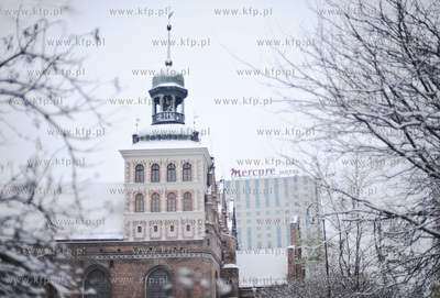 Pierwszy powazny snieg na ulicach Gdanska. Nz. Kosciol...