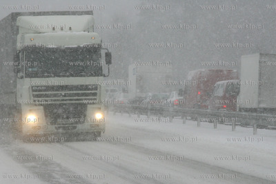 Intesywne opady sniegu byly przyczyna zamkniecia obwodnicy...