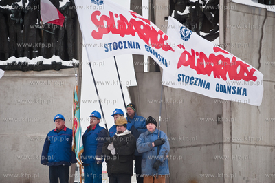 Zlozenie zniczy i wiencow w Rocznice Grudnia 70 pod...