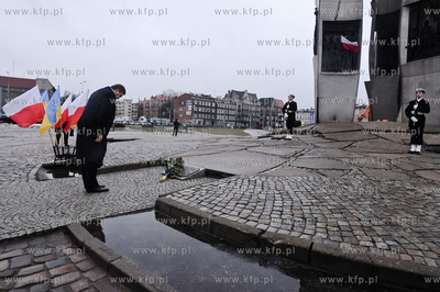 Zlozenie kwiatow pod pomnikiem poleglych stoczniowcow...