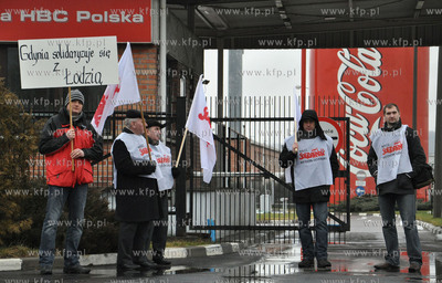 Protest pracownikow gdynskiej fabryki Coca-Coli. Pikieta...