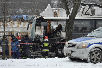 Ok. godz. 11 autokar turystyczny wjechal w drzewo na...