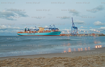 Gdansk, terminal kontenerowy DCT, a w nim zaladunek...
