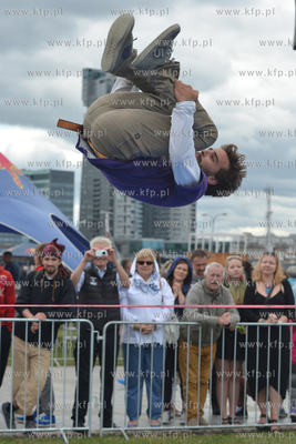 25 metrow nad pokladem Daru Mlodziezy zacumowanym przy...