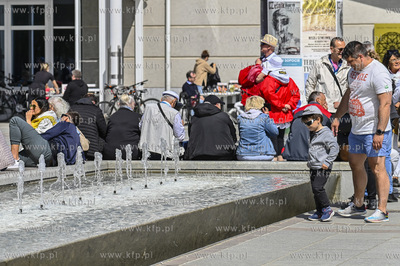 Sopot. Sloneczna i ciepla niedziela w Sopocie sprzyjala...
