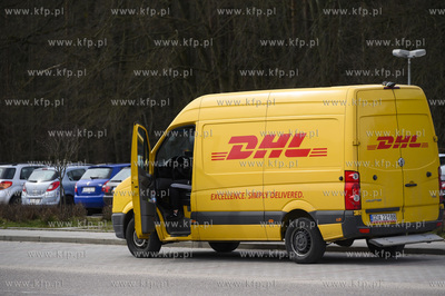 Samochód dostawczy firmy kurierskiej DHL. 20.03.2020...