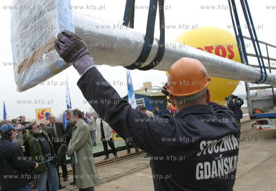 Maszty na ktorych zawisna flagi nowych czlonkow Unii...