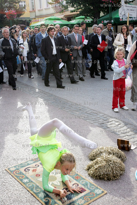 Donad Tusk wraz ze swoimi zwolennikami przemaszerowal...