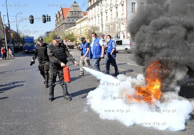 Plonace opony i petardy w srodku miasta to efekt pikiety...