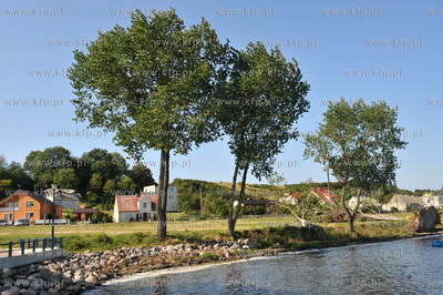 Swarzewo nad Zatoka Pucka. Male molo z zacumowanymi...