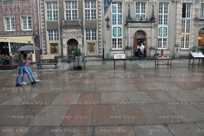 Turysci  uciekaja przed gwaltowana burza, ktora przeszla...