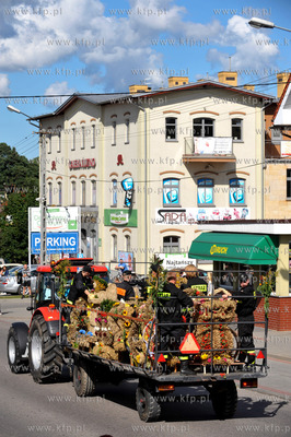 Dozynki w Luzienie na Kaszubach. Dozynkowy korowod...