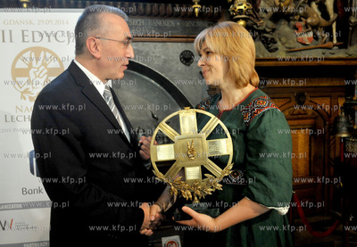 Dwor Artusa. Prezydent Lech Walesa wreczyl przyznawana...