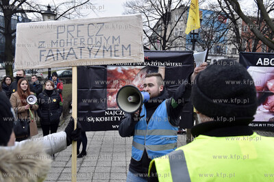 Międzynarodowy Strajk Kobiet. Targ Drzewny w Gdańsku...