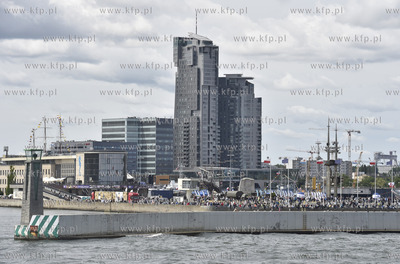 Gdynia. Parada morska i lotnicza z okazji Świta Marynarki...