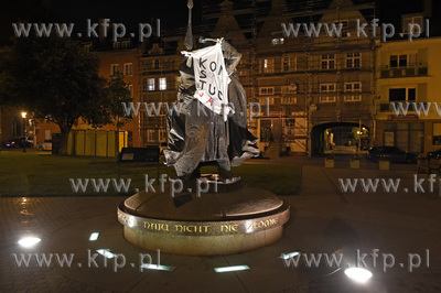 Na gdańskie pomniki i posągi działacze KOD założyli...