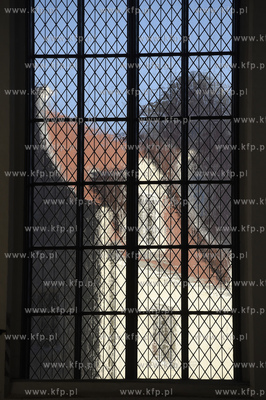Gdańsk widziany przez okno bazyliki Mariackiej. kamienica...