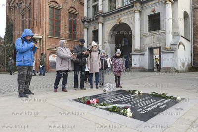 Mieszkańcy Gdańska składaja kwiaty i zapalaja znicze...