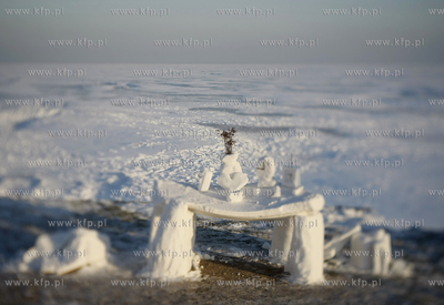 Zamarznieta Zatoka Pucka. Dzielo z lodu. 14.01.2010...