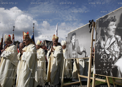 Gdansk. Plac Solidarnosci. Uroczysta msza sw. z okazji...