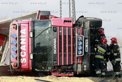 Przejazdowo. Zderzenie ciężarówek z czterema samochodami...