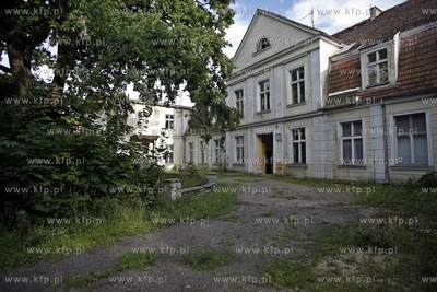 Zespół dworsko-pałacowy z folwarkiem w Rusocinie....