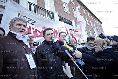 Pikieta pod Urzędem Wojewodzkim w Gdansku w gescie...