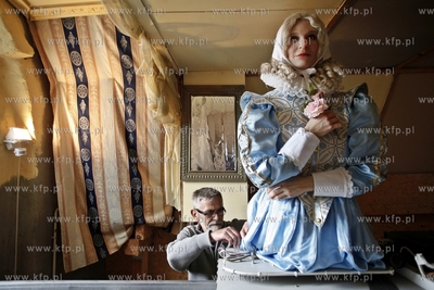 Gdansk. Uroczysty powrot Panienki z Okienka
do kamienicy...