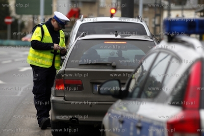 Kontrola policjantow ruchu drogowego przy ul.Niepodleglosci...