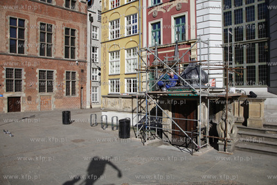 Montaz wyremontowanej kopuly na przedprozu Dworu Artusa...